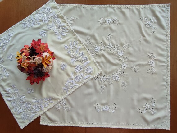 ハンガリー刺繍のテーブルクロスとセンターピース 2 枚セット、手刺繍