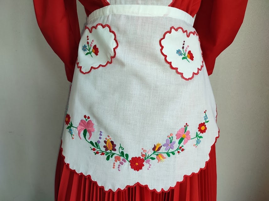 ハンガリー　カロチャ刺繍　エプロン ハンガリーの刺繍エプロン、手作りのヴィンテージエプロン、カロチャ