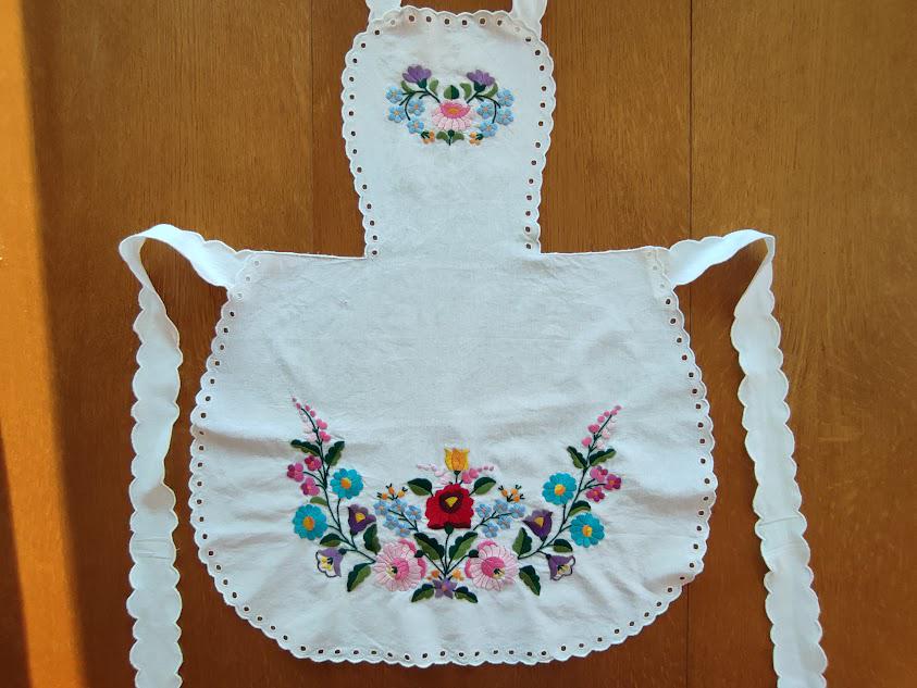 ハンガリーの刺繍エプロン、手作りのヴィンテージエプロン、カロチャ