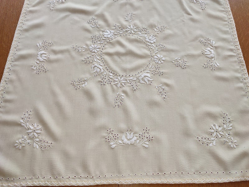 ハンガリー刺繍テーブルセンター ハンガリー刺繍＊クロスステッチ＊北欧ヴィンテージテーブルセンター