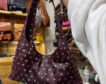 Bolsa de ombro com tachas em couro Burgundy Mill, modelo Hoi An Tote.