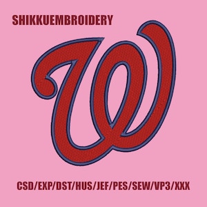 Könnte beinhalten: Roter gestickter Buchstabe W mit einem marineblauen Umriss. Der Text "SHIKKUEMBROIDERY" und "CSD/EXP/DST/HUS/JEF/PES/SEW/VP3/XXX" ist ebenfalls sichtbar.