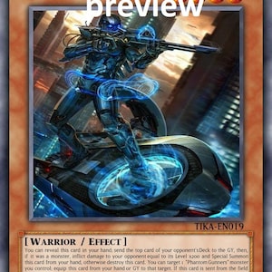 Peut inclure: Une carte à jouer "Phantom Gunners Tech Sniper" bleue et argentée représentant un guerrier futuriste tenant un fusil. La carte est du jeu de cartes à jouer "Yu-Gi-Oh!" et a une puissance d'attaque de 1900 et une puissance de défense de 1500.