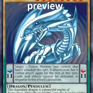 Può includere: Carta di gioco di carte collezionabili Yu-Gi-Oh! Trading Card Game, Drago Bianco Occhi Blu. La carta presenta un drago bianco con occhi blu. Il testo della carta dice "Bersaglio 1 Mostro di Fusione che controlli che non ha attaccato questo turno. Attacca ora, ma non può attaccare di nuovo per il resto di questo turno. Le Carte e gli effetti non possono essere attivati in risposta all'attivazione di questo effetto."