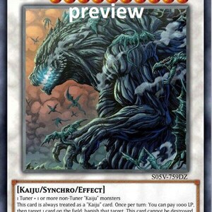 Può includere: Una carta da gioco che presenta un mostro simile a Godzilla con un bagliore blu nella sua bocca. La carta è intitolata "Godzilla Earth" e ha uno sfondo di tramonto con creature volanti. La carta appartiene alla categoria "Kaiju/Synchro/Effetto" e ha un potere d'attacco di 3100 e un potere di difesa di 3800.