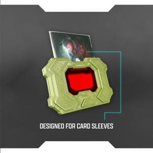Puede incluir: Un tarjetero verde lima con un centro rojo, diseñado para fundas de tarjetas. El soporte tiene una superficie texturizada y una forma rectangular. El texto "CONTAMINATION" es visible en el soporte. Se inserta una tarjeta.