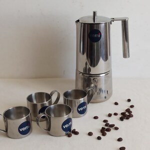 Vemi stylish vintage stovetop moka pot with four vemi stainless steel espresso cups made in Italy, espresso maker 1970s