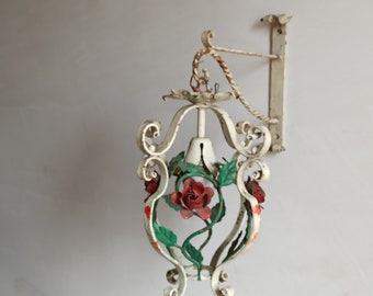 Preciosa linterna vintage de hierro con brazo de pared, decorada con rosas.