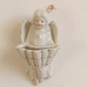 Antigua pila de agua bendita, pila cristiana de porcelana antigua.