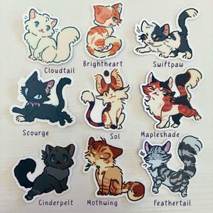 Op de afbeelding: Een verzameling van negen kattenstickers met diverse kleuren en patronen. Elke sticker is gelabeld met namen zoals Cloudtail, Brightheart, Swiftpaw, Scourge, Sol, Mapleshade, Cinderpelt, Mothwing en Feathertail, met verschillende katachtige houdingen.