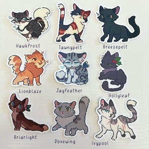 Op de afbeelding: Een verzameling van negen ge&iuml;llustreerde kattenstickers met de personages Hawkfrost, Tawnypelt, Breezepelt, Lionblaze, Jayfeather, Hollyleaf, Briarlight, Dovewing en Ivypool. Elke sticker toont een unieke kat in een cartoonstijl.