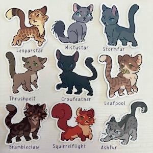 Op de afbeelding: Een set van negen ge&iuml;llustreerde kattenstickers met verschillende katachtige personages, gelabeld als Leoparstar, Mistystar, Stormfur, Thruspelt, Crowfeather, Leafpool, Brambleclaw, Squirrelflight en Ashfur, elk afgebeeld in een eigen kleur en pose.