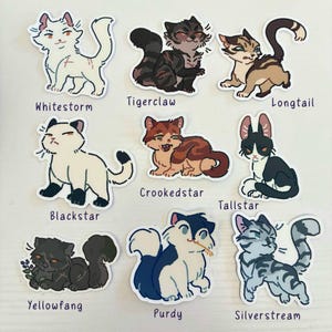 Op de afbeelding: Een verzameling van negen kattenstickers met ge&iuml;llustreerde personages genaamd Whitestorm, Tigerclaw, Longtail, Blackstar, Crookedstar, Tallstar, Yellowfang, Purdy en Silverstream. Elke sticker toont een unieke kat in een pose.