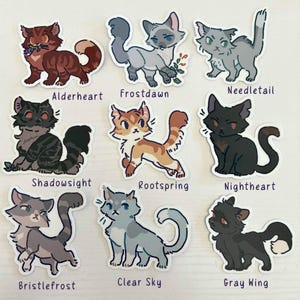 Op de afbeelding: Een verzameling van negen ge&iuml;llustreerde kattenstickers gerangschikt in een raster. Elke sticker toont een uniek katachtig personage met de naam eronder gedrukt: Alderheart, Frostdawn, Needletail, Shadowsight, Rootspring, Nightheart, Bristlefrost, Clear Sky en Gray Wing.