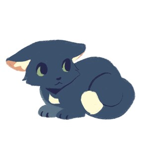 Puede incluir: Ilustraci&oacute;n digital de un gato estilizado en posici&oacute;n de descanso. El gato es principalmente azul oscuro con acentos beige claro en las orejas y un parche blanco en el pecho. Tiene ojos verdes y est&aacute; sobre un fondo blanco.