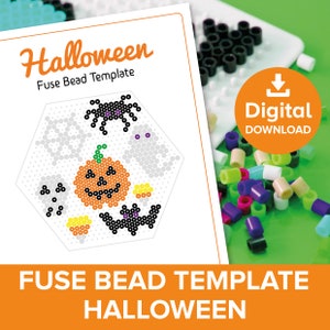Könnte beinhalten: Eine druckbare Halloween-Perlen-Vorlage mit einem Kürbis, einem Geist, einer Fledermaus, einer Spinne und einem Mais. Die Vorlage ist mit "Halloween Fuse Bead Template" beschriftet und enthält ein Download-Symbol.