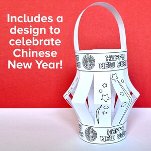 Op de afbeelding: Een printbaar Chinees Nieuwjaarslanterntje om te knutselen. De lantaarn is wit met zwarte contouren en de tekst "Gelukkig Nieuwjaar" erop.