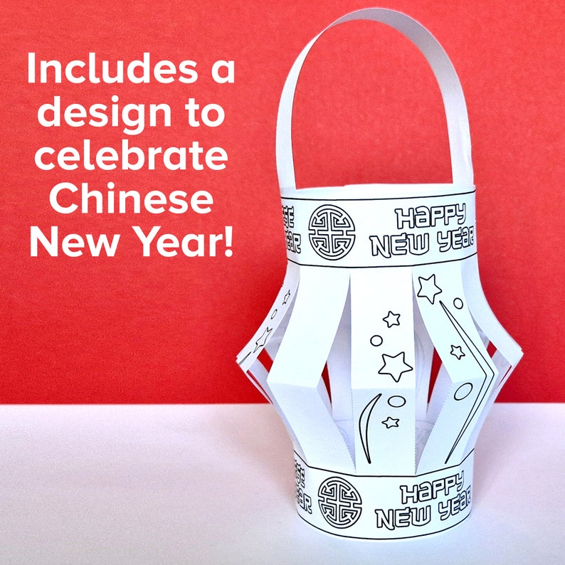 Op de afbeelding: Een printbaar Chinees Nieuwjaarslanterntje om te knutselen. De lantaarn is wit met zwarte contouren en de tekst "Gelukkig Nieuwjaar" erop.