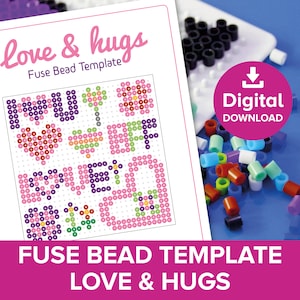 Könnte beinhalten: Eine druckbare Perlen-Fusionsvorlage mit Anweisungen zum Erstellen eines Designs, das "love & hugs" mit Herzen und Blumen sagt. Die Vorlage ist für einen digitalen Download.