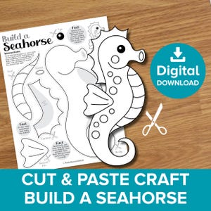 Puede incluir: Un kit de manualidades de cortar y pegar de caballito de mar en blanco y negro. El kit incluye instrucciones, un contorno de caballito de mar y piezas etiquetadas. También se ven las palabras "Build a Seahorse" y "Cut & Paste Craft".