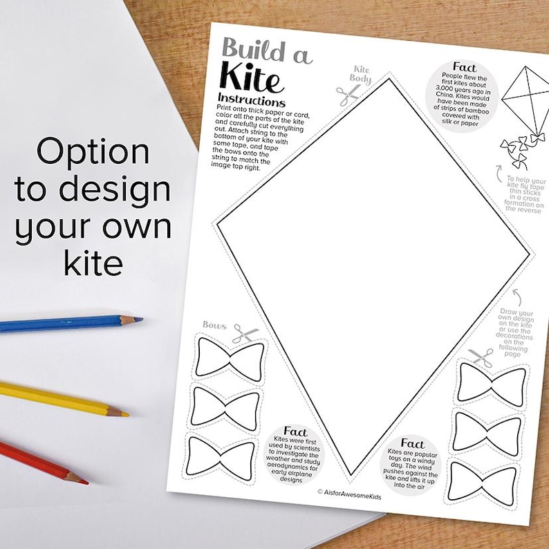 K&ouml;nnte beinhalten: Ein wei&szlig;es Blatt mit Anweisungen zum Bau eines Drachens. Der Text lautet "Build a Kite" und "Option to design your own kite". Enth&auml;lt einen rautenf&ouml;rmigen Drachenk&ouml;rper, Schleifenausschnitte und Fakten &uuml;ber Drachen. Buntstifte sind sichtbar.