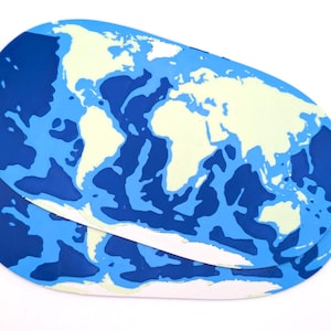Världskartunderlägg – Platt global kartdesign, minimalistisk geografi (set om 2)