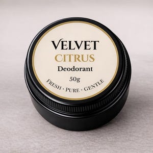 Könnte beinhalten: Ein runder schwarzer Behälter mit Velvet Citrus Deodorant und einem cremefarbenen Etikett. Das Etikett zeigt den Text Velvet Citrus Deodorant, 50g, sowie die Wörter FRESH, PURE, GENTLE in einem Halbkreis am unteren Rand des Deckels.