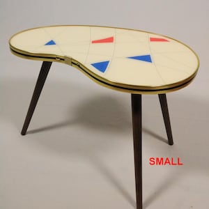 Mesa auxiliar pequeña con forma de riñón, ideal para plantas o como soporte. Diseño geométrico delicado, de inspiración vintage de los años 50.