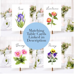 Puede incluir: Cuatro tarjetas de mesa florales de acuarela con los nombres Iris, Lantana, Daisy y Pensamiento. Cada tarjeta presenta una flor diferente sobre un fondo blanco.