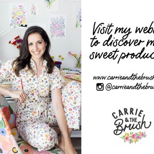 K&ouml;nnte beinhalten: Eine Person in floral gemusterter Pyjama sitzt an einem Schreibtisch mit einem floralen Stuhl und h&auml;lt einen Pinsel. Aquarellmalereien von Blumen h&auml;ngen an der Wand. Der Text auf dem Bild lautet: "Besuchen Sie meine Website, um weitere s&uuml;&szlig;e Produkte zu entdecken!" und Website und Instagram-Handle.