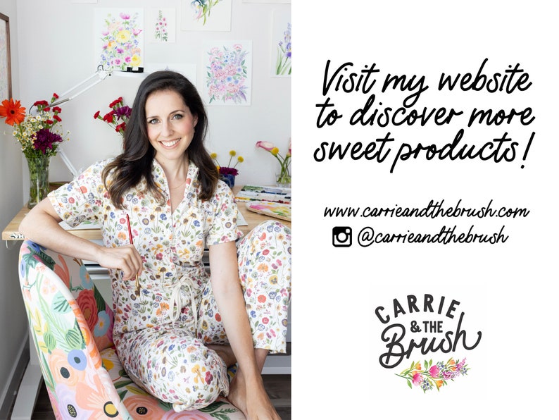 K&ouml;nnte beinhalten: Eine Person in floral gemusterter Pyjama sitzt an einem Schreibtisch mit einem floralen Stuhl und h&auml;lt einen Pinsel. Aquarellmalereien von Blumen h&auml;ngen an der Wand. Der Text auf dem Bild lautet: "Besuchen Sie meine Website, um weitere s&uuml;&szlig;e Produkte zu entdecken!" und Website und Instagram-Handle.