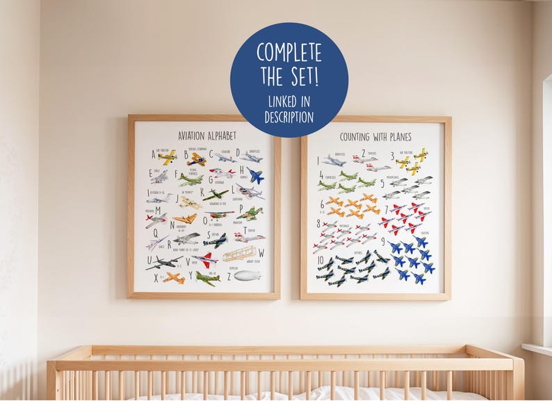 K&ouml;nnte beinhalten: Zwei gerahmte Lernposter zum Thema Luftfahrt. Eines zeigt das Alphabet mit Flugzeugillustrationen, das andere zeigt das Z&auml;hlen mit Flugzeugen. Die Poster sind in Holzrahmen und h&auml;ngen &uuml;ber einem Kinderbett. Der Text auf den Postern lautet "Aviation Alphabet" und "Counting with Planes".