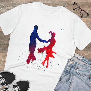 Könnte beinhalten: Weißes T-Shirt mit einem Aquarell-Design eines tanzenden Paares. Der Mann ist in Blau und die Frau in Rot.