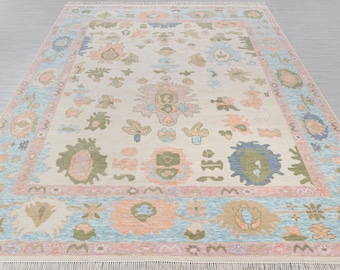 Tappeto Oushak moderno, di alta qualità, di ispirazione turca, annodato a mano in lana al 100%, di colore azzurro chiaro e crema.