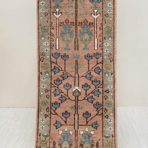 Tapis de couloir persan rose Arbre de Vie, noué à la main, en laine douce et épaisse au toucher moelleux, idéal pour escalier ou couloir. Personnalisable à toutes les dimensions.