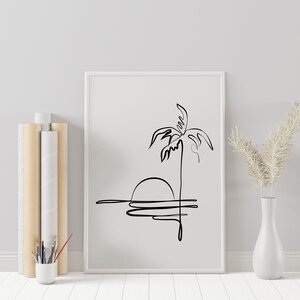 Puede incluir: Impresi&oacute;n en blanco y negro de arte de l&iacute;nea de una palmera con un sol y agua en el fondo. La impresi&oacute;n est&aacute; enmarcada en un marco blanco.