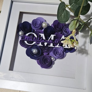 Cornice con fiori di carta viola/lilla, perline in una cornice di vetro LA NONNA nomi dei figli dei nipoti