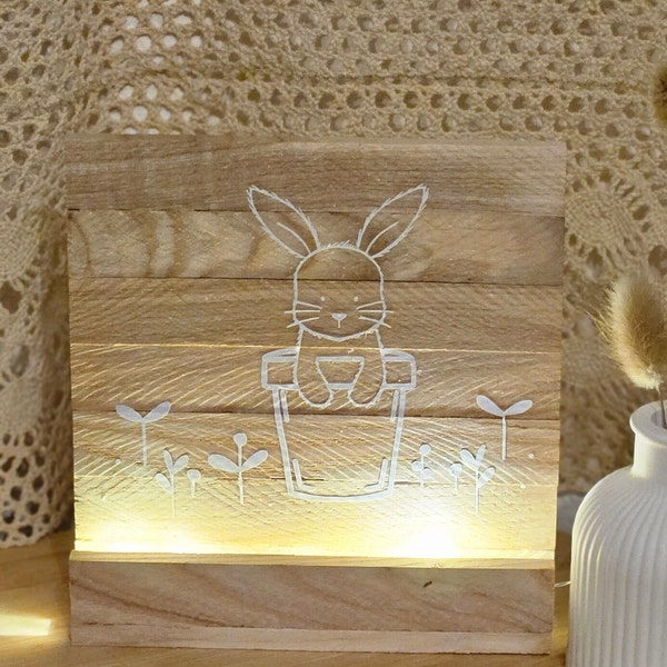 Bild mit Beleuchtung aus Holz, Hase im Blumentopf