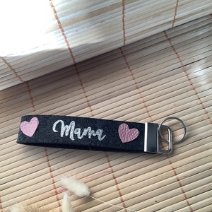 Sleutelhanger van vilt met de letters Mama