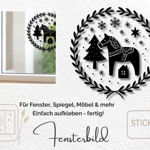 Könnte beinhalten: Schwarz-weißer Aufkleber mit einem Dala-Pferd, einem Weihnachtsbaum und einem Haus in einem Kranz. Der Aufkleber ist für Fenster, Spiegel und Möbel konzipiert. Der Text auf dem Aufkleber lautet "STICKER".