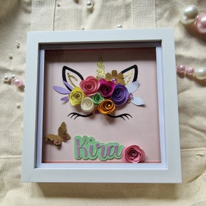 Cornice con fiori di carta rosa/rosa, perline in una cornice di vetro