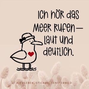 Könnte beinhalten: Eine Illustration einer Möwe mit Hut und rotem Herz. Der Text lautet: "Ich hör das Meer rufen - laut und deutlich." Darunter steht "Aufkleber, Sticker, Fensterbild".