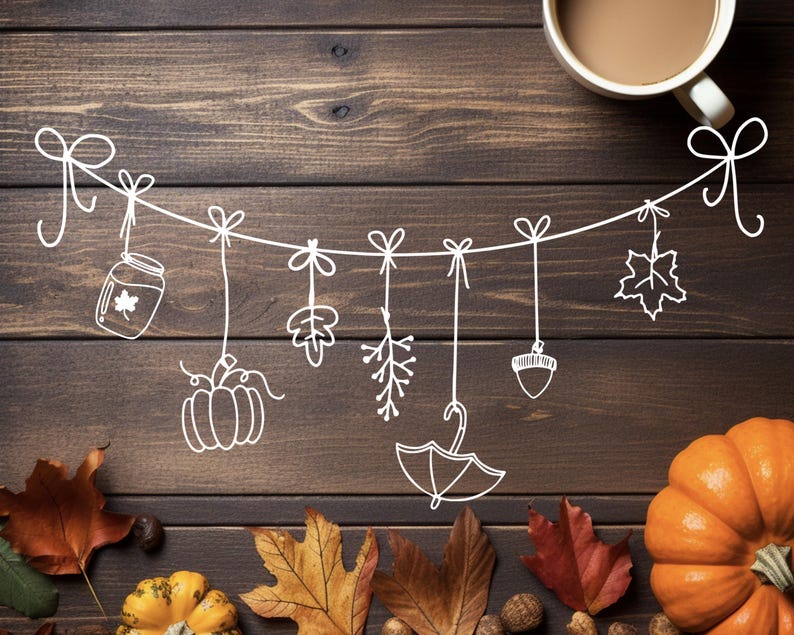 Op de afbeelding: Een witte string met herfstdecoraties hangt aan een bruine houten achtergrond. De decoraties omvatten een pot, een pompoen, een blad, een bloem, een eikel en een paraplu. Er zijn ook herfstbladeren en een pompoen onderaan de afbeelding.