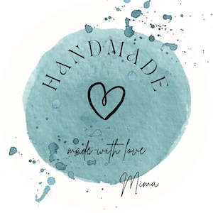 Op de afbeelding: Een tealblauwe waterverf cirkel met de tekst "HANDMADE" in zwarte letters. Een zwart hart bevindt zich in het midden van de cirkel. De tekst "made with love" en de naam "Mima" zijn in zwarte cursieve letters onder de cirkel geschreven.