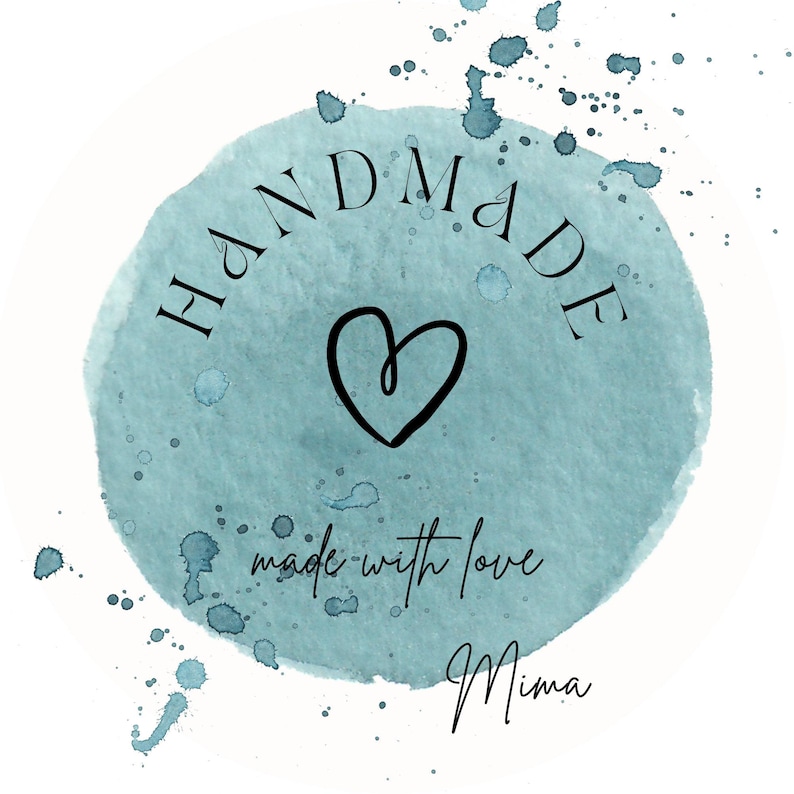 Op de afbeelding: Een tealblauwe waterverf cirkel met de tekst "HANDMADE" in zwarte letters. Een zwart hart bevindt zich in het midden van de cirkel. De tekst "made with love" en de naam "Mima" zijn in zwarte cursieve letters onder de cirkel geschreven.