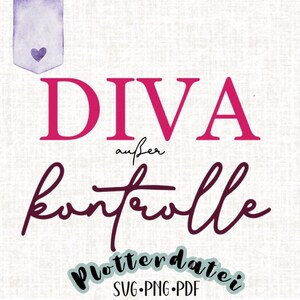 以下が含まれることがあります： ピンクのテキストに「DIVA」と書いてあり、その下に「auf der kontralle」とマルーン色の筆記体で書かれています。筆記体の下に、「Plotterdatei SVG.PNG.PDF」という白黒のテキストがあります。