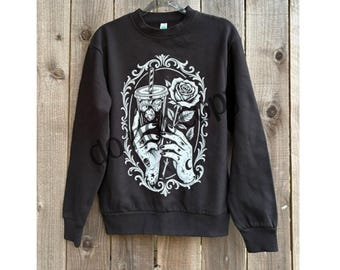 Felpa grafica nera Wild Harmony con mani tatuate, caffè ghiacciato, rosa gotica, taglia piccola