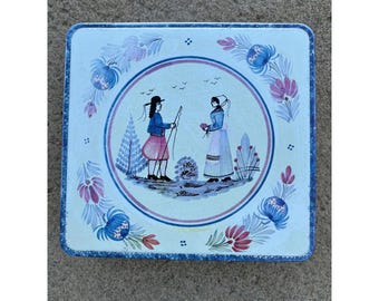 Caja metálica cuadrada vintage de Massilly France, estilo arte popular, pareja, flores, azul y rosa.