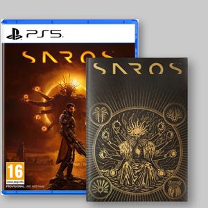 Puede incluir: Una caja de juego de PS5 y un libro con el título "SAROS". La caja del juego tiene un borde azul y muestra una figura de guerrero con un arma, sobre un fondo ardiente. El libro tiene una cubierta negra con ilustraciones doradas.