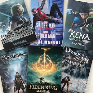 Peut inclure: Plusieurs manuels de jeux vid&eacute;o, dont "Final Fantasy VII Remake Intergrade", "Spider-Man: Miles Morales", "Kena: Bridge of Spirits", "Bloodborne", "Elden Ring" et "Demon's Souls". Chaque manuel pr&eacute;sente des illustrations.